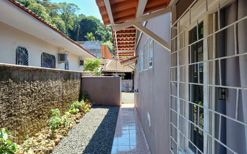 EXCELENTE RESIDÊNCIA de 160 m ² com TERRENO de 674 m²