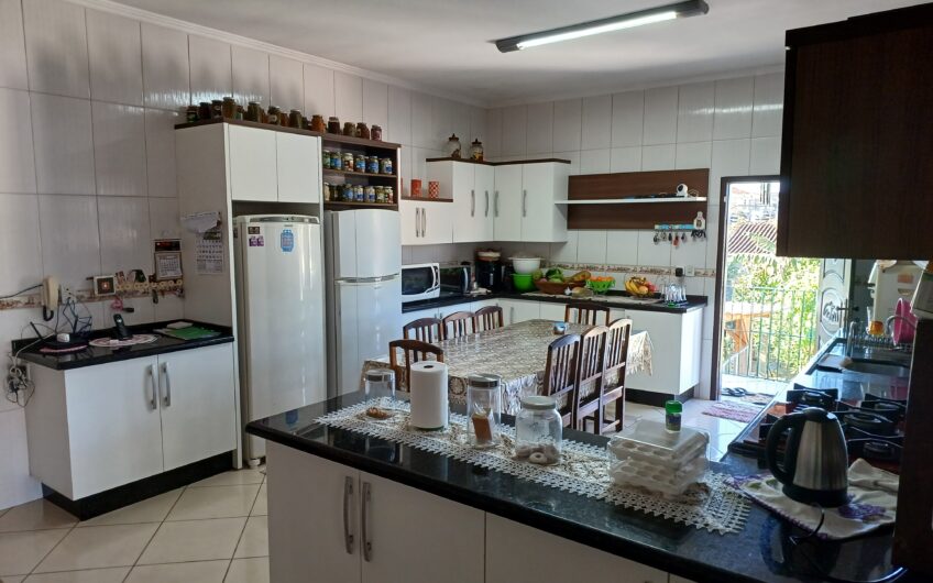 EXCELENTE SOBRADO RESIDENCIAL / COMERCIAL  – TERRENO DE ESQUINA – 892 m²