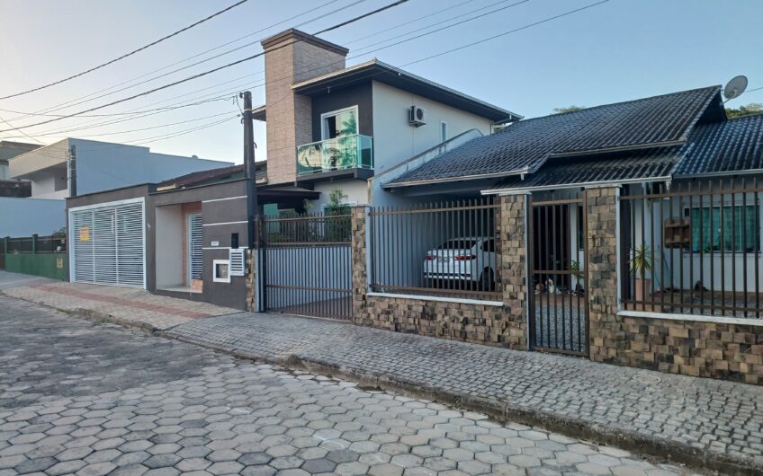 EXCELENTE SOBRADO RESIDENCIAL / ÁREA DE FESTAS / PISCINA