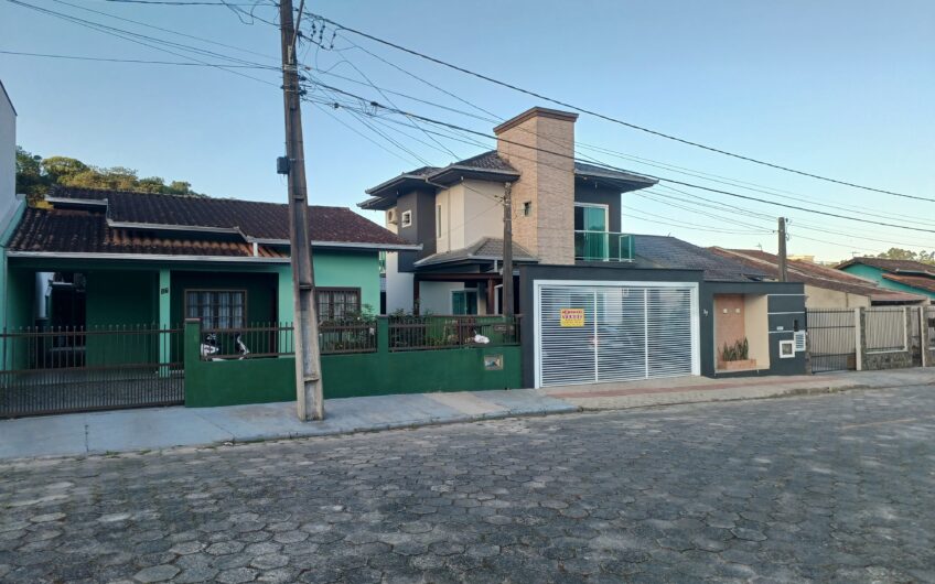 EXCELENTE SOBRADO RESIDENCIAL / ÁREA DE FESTAS / PISCINA
