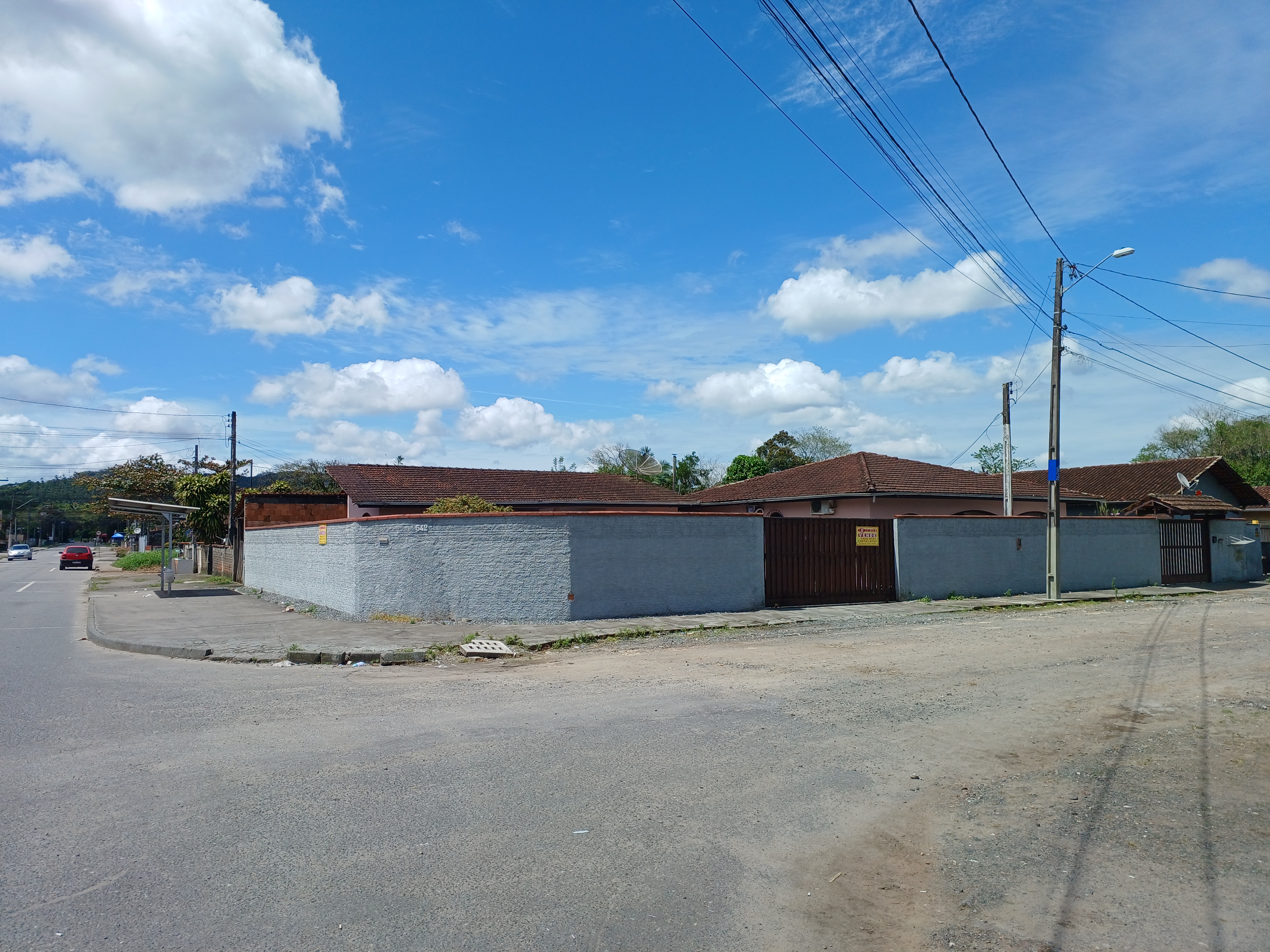 RESIDÊNCIA DESOCUPADA - Bairro Jarivatuba