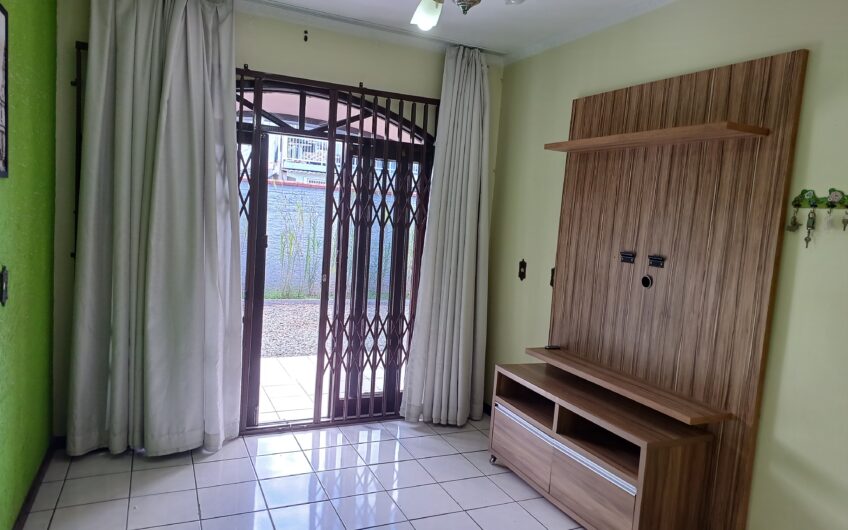 ÓTIMA RESIDÊNCIA / ESQUINA- DESOCUPADA
