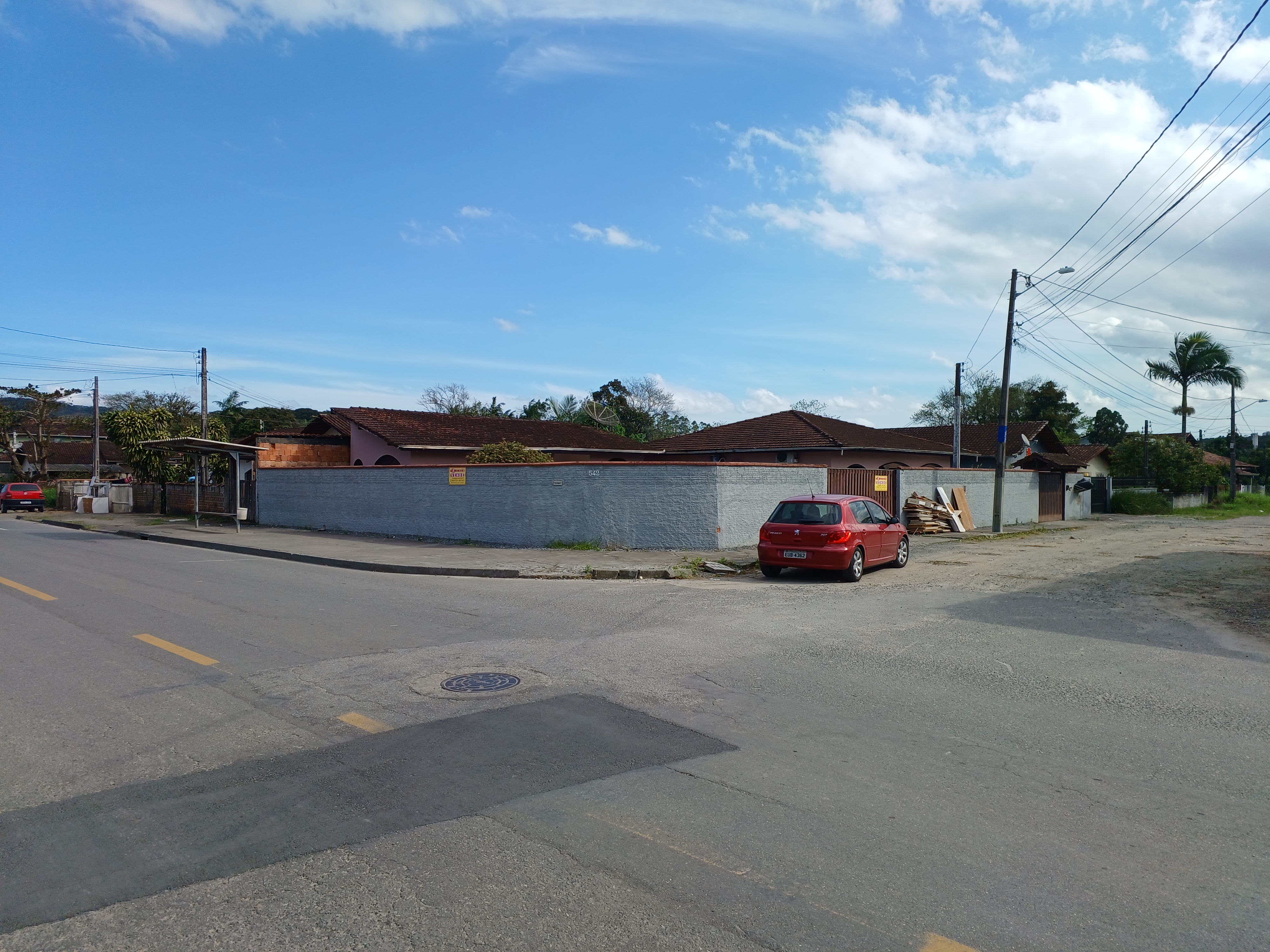 ÓTIMA RESIDÊNCIA / ESQUINA- DESOCUPADA