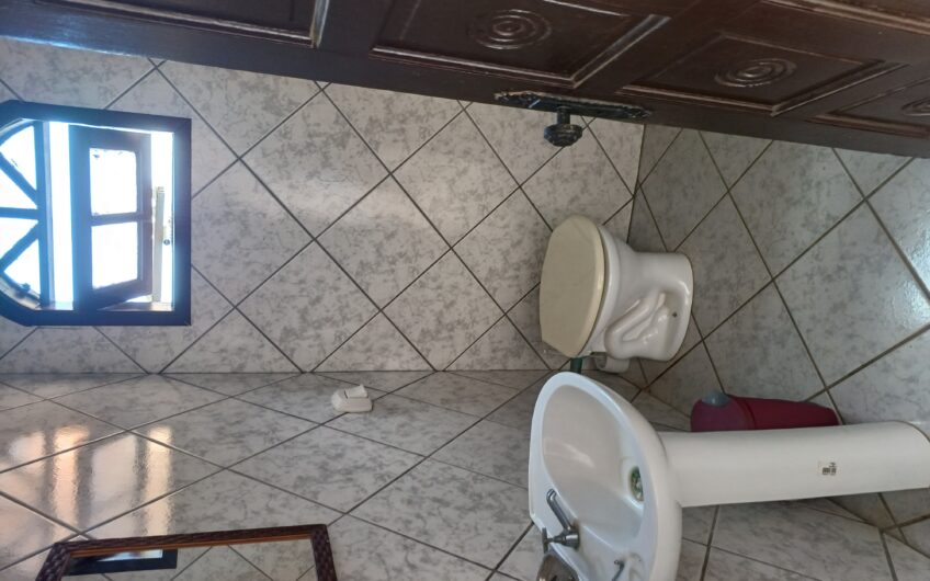 ÓTIMA RESIDÊNCIA / ESQUINA- DESOCUPADA